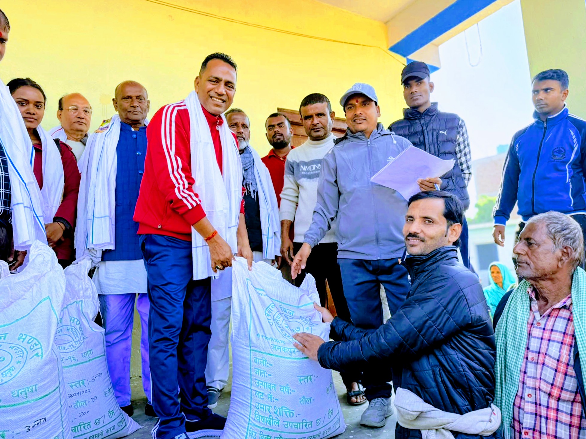 मटिहानी नगरपालिकाद्वारा किसानलाई ५० प्रतिशत अनुदानमा उन्नत जातको गहुँको बिउ वितरण सुरु